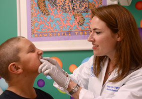 médico examina a un paciente