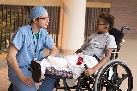 un médecin et un patient en fauteuil roulant