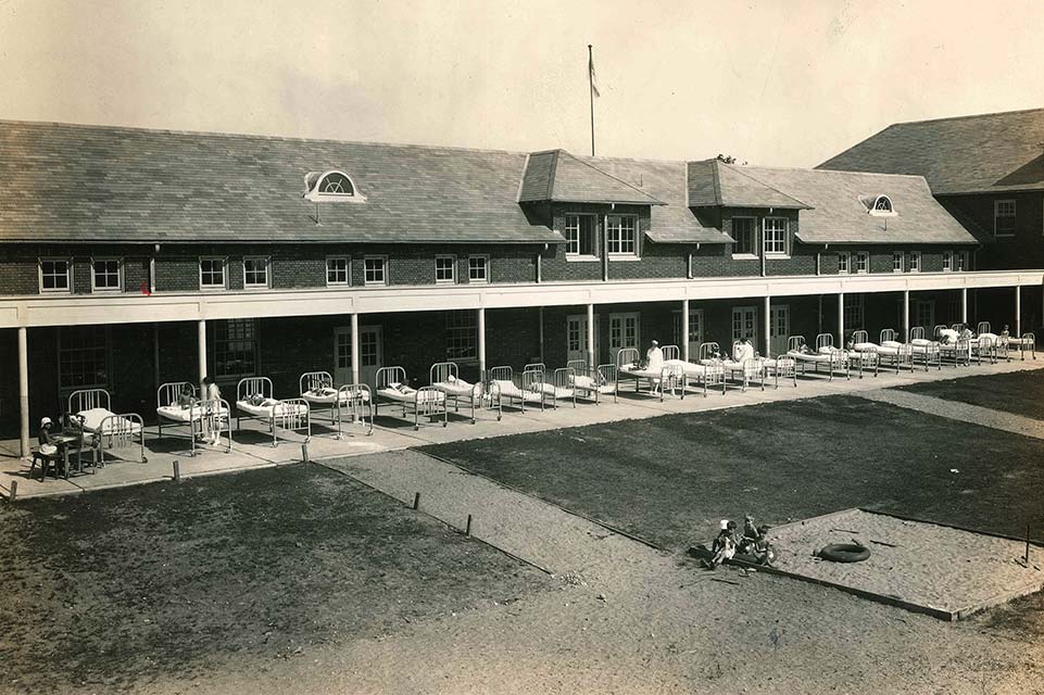 Lits à l'extérieur de l'hôpital