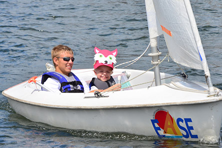 patient et instructeur qui font de la voile