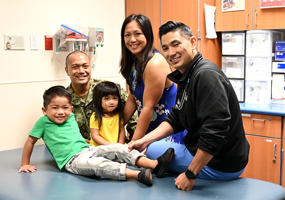 paciente con su familia y el médico