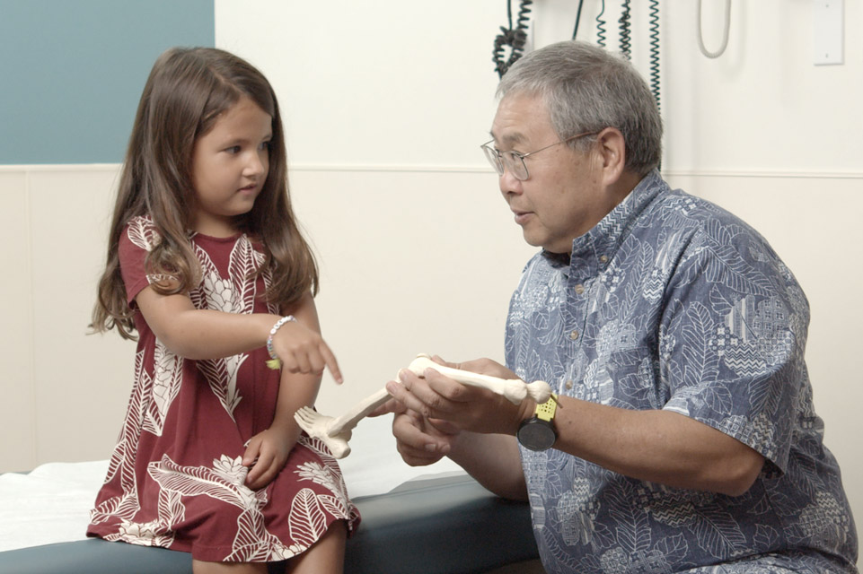 paciente ortopédico y su médico hablando