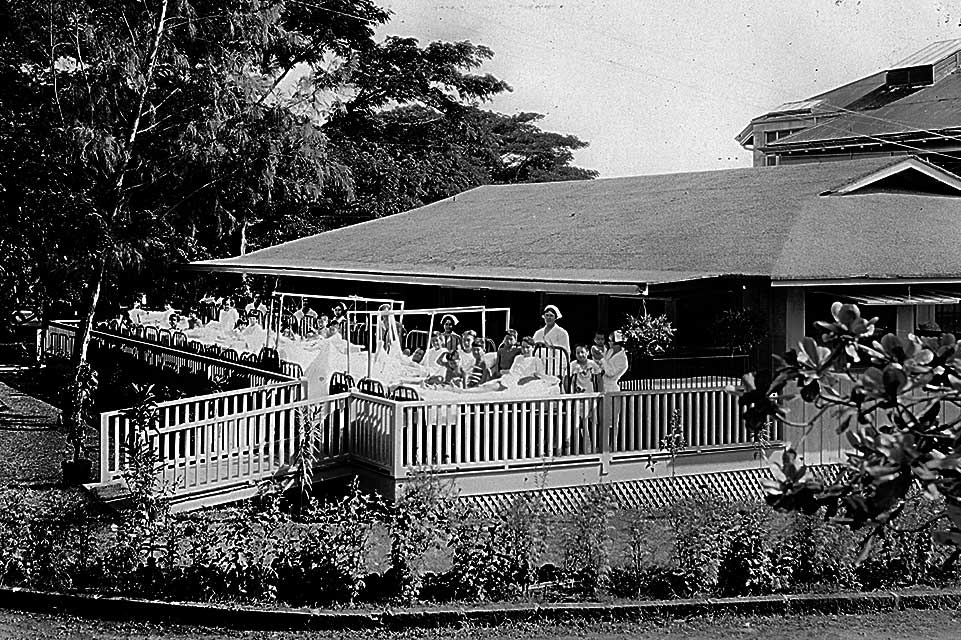 patients et fournisseurs de soins à l’extérieur de l’hôpital dans les années 1920