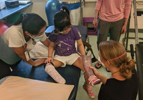 patient avec prothèse et membres du personnel