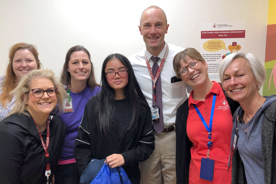 un patient avec six membres du personnel