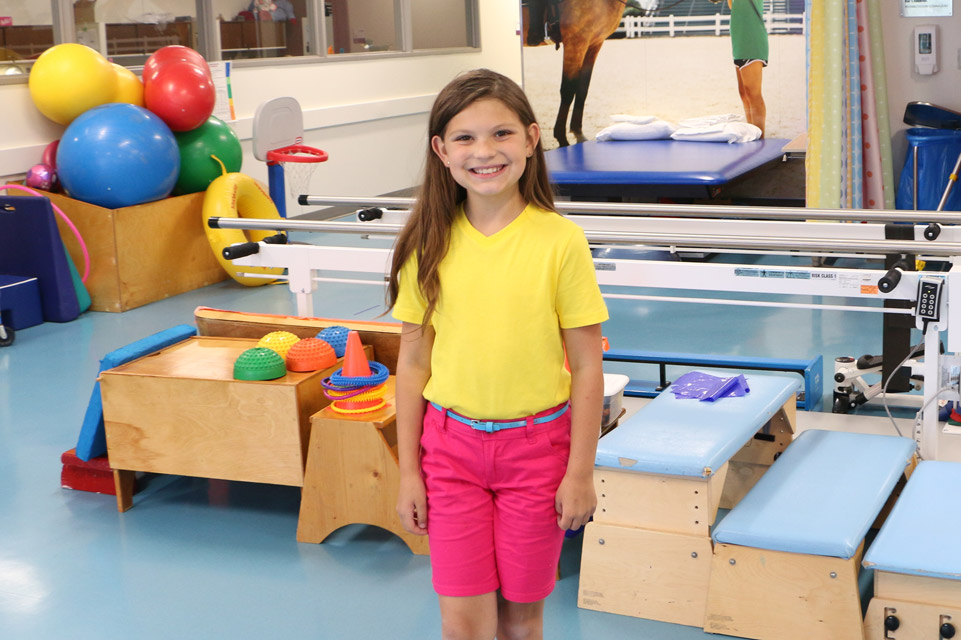 paciente sonriendo en una sesión de gimnasia terapéutica