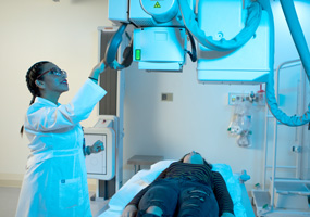 una paciente a quien se le está realizando una radiografía