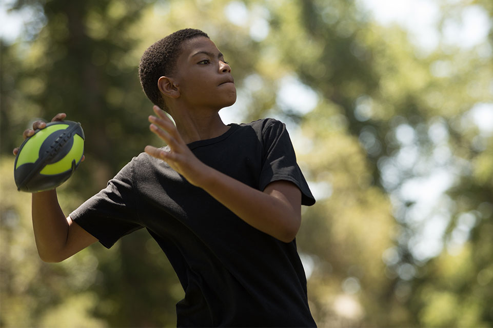 un patient lançant un ballon de football