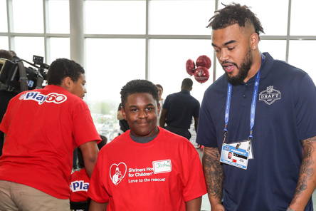 jugador de fútbol americano junto a un paciente