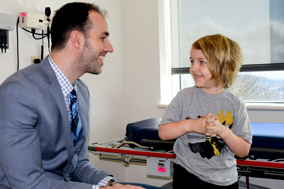 médecin et patient, tous deux souriants