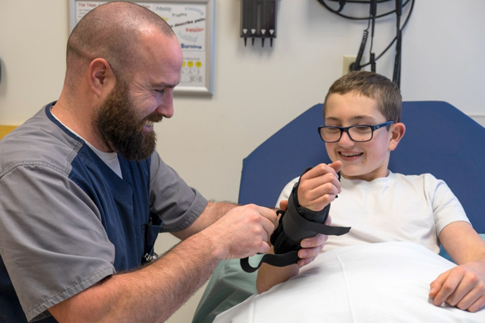 membre du personnel travaillant avec le bras du patient