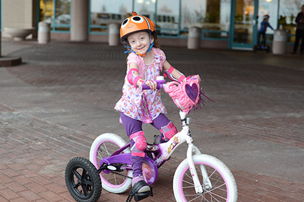 un patient sur un tricycle adapté