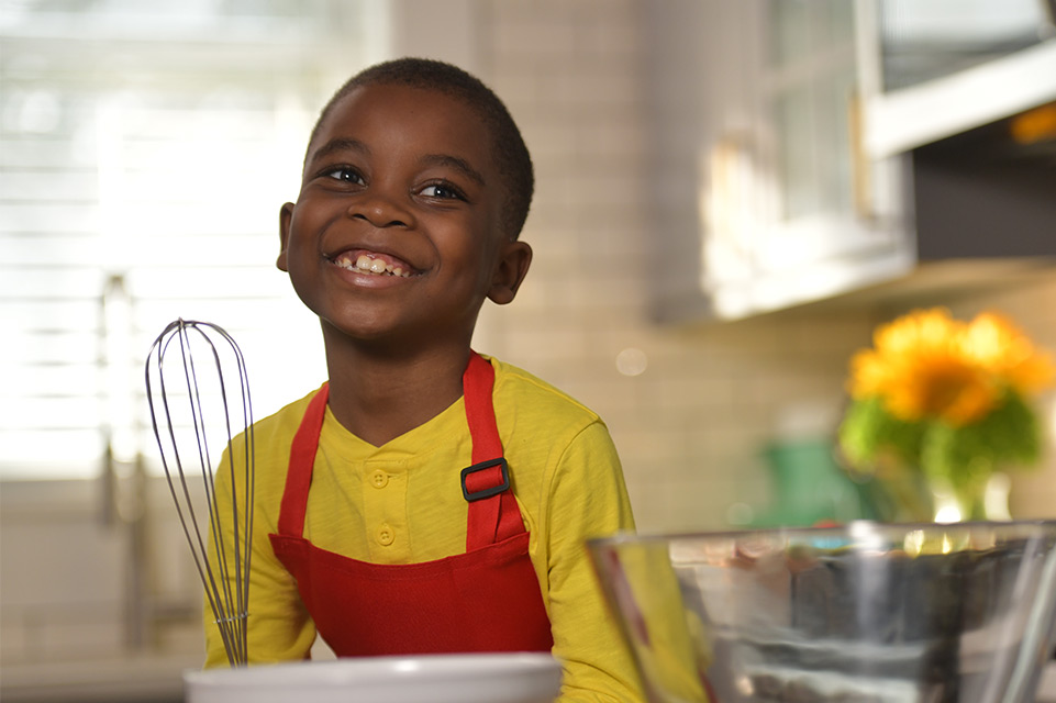 niño en la cocina