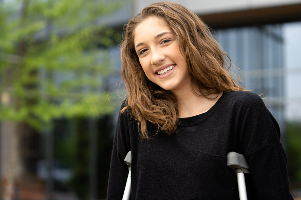 un patient avec des béquilles