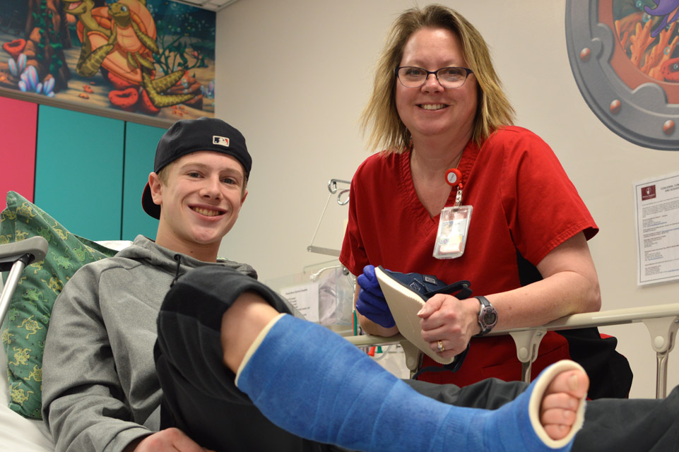 patient with leg cast and nurse