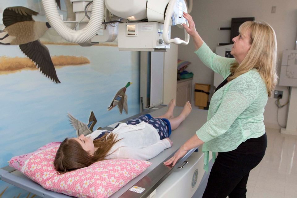 membre du personnel et patient radiographié