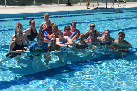 membres du personnel et patients dans la piscine