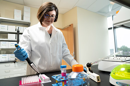 una investigadora trabajando en un laboratorio