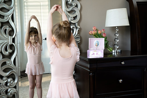 niña pequeña en pose de baile en su casa