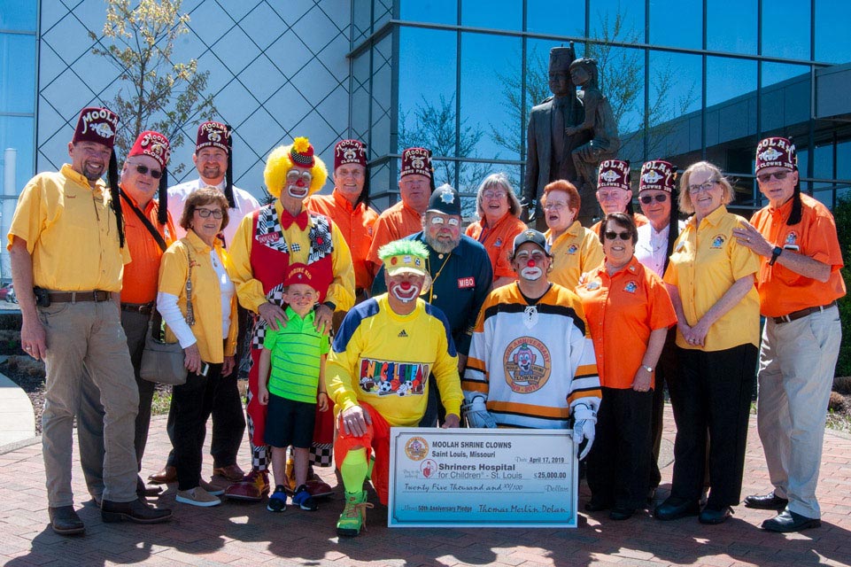 don de chèque avec Shriners, patients et clowns