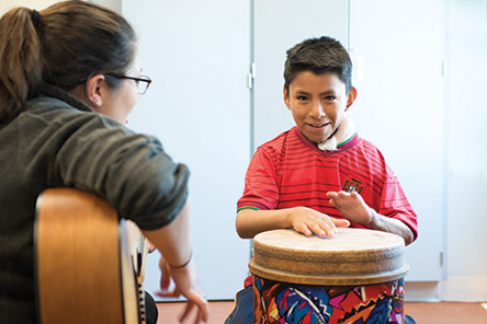 un patient en musicothérapie jouant du tambour