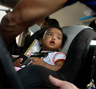 Niña en asiento de seguridad