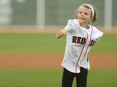 Ella lanzando la primera bola en Fenway Park