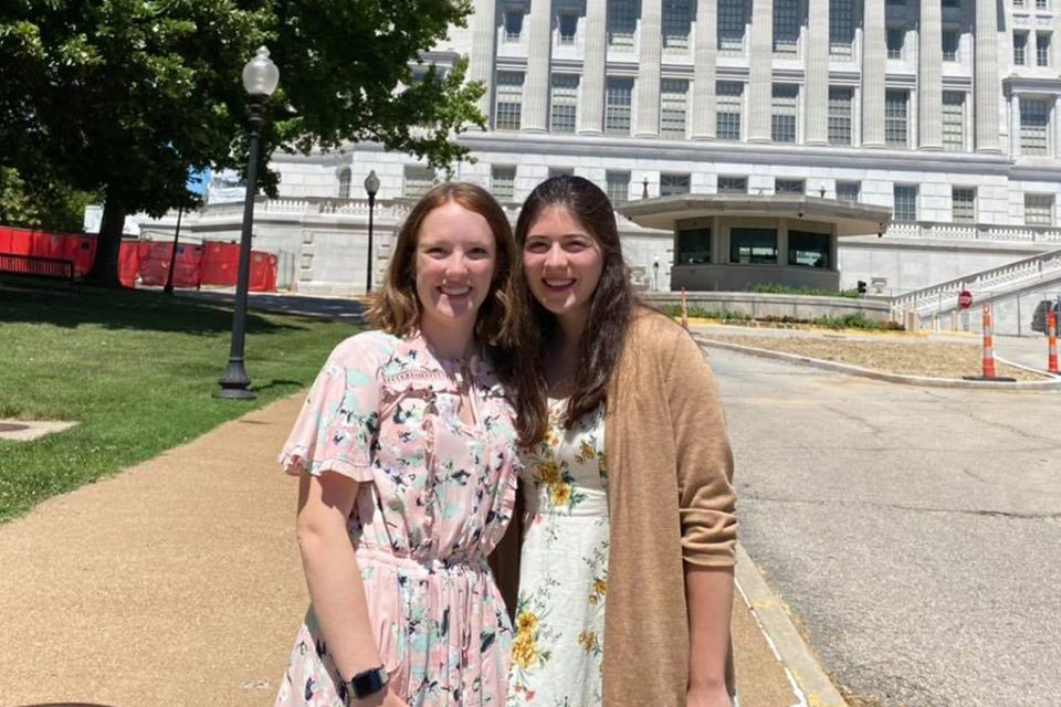 Madelyn et Katie devant la maison d’état