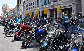 Les motocyclettes sont garées devant l’hôpital