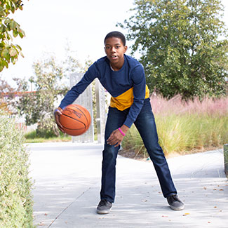 adolescente jugando al básquetbol