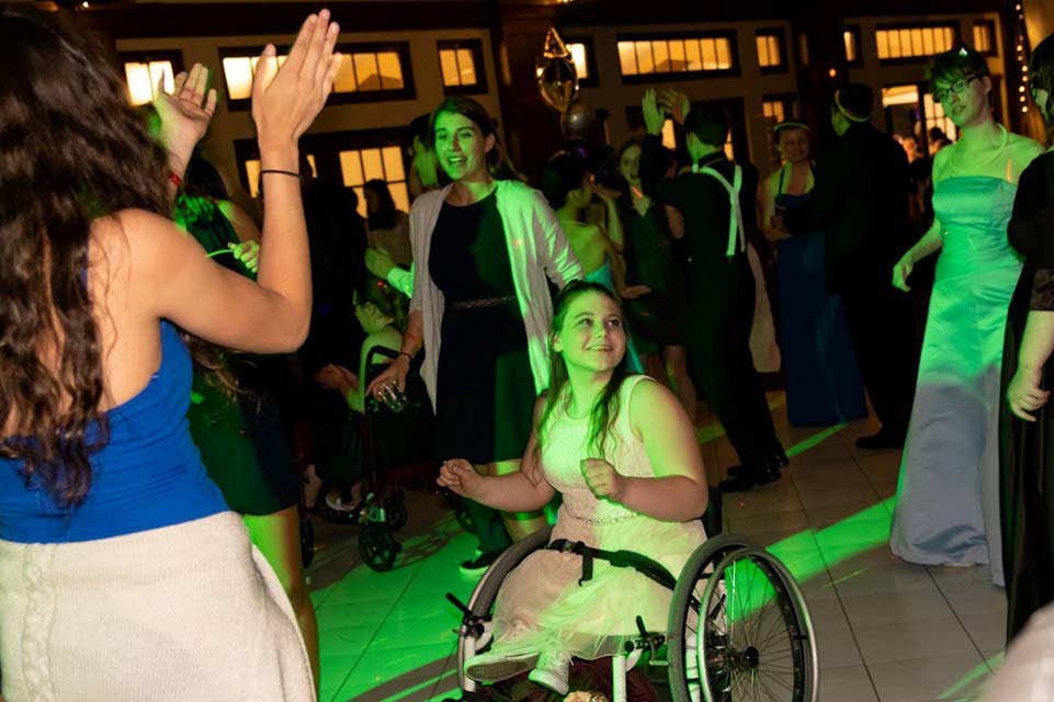 people dancing during prom