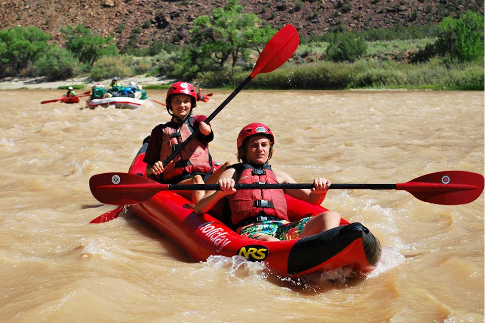 Pacientes masculinos y femeninos haciendo rafting