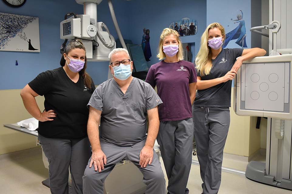 cuatro miembros del equipo de radiología