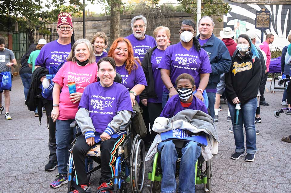 Certains des participants à la marche Walk for Love de Philadelphie en 2021