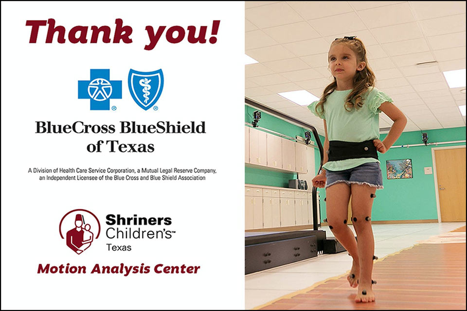 Paciente femenina en el centro de estudio del movimiento con texto que dice gracias Blue Cross Blue Shield of Texas