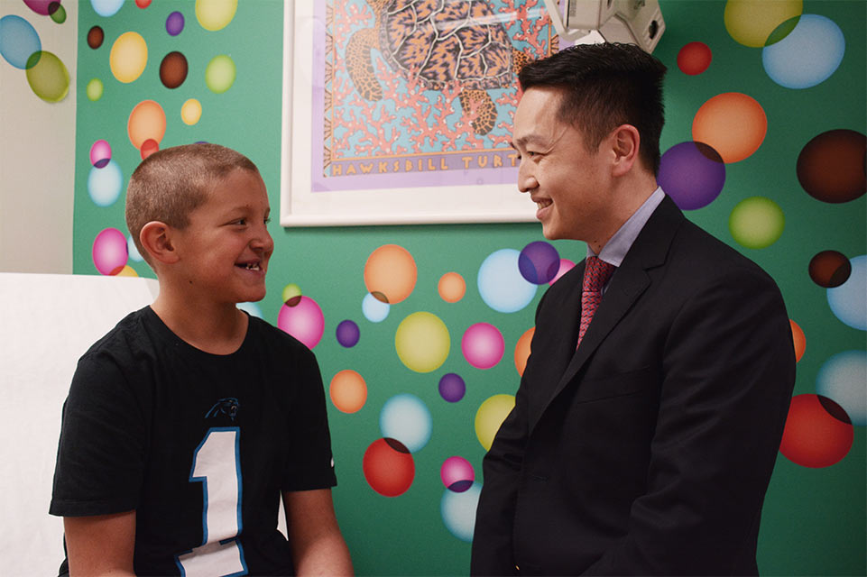 Dr. Liao en la sala de exámenes con un paciente masculino