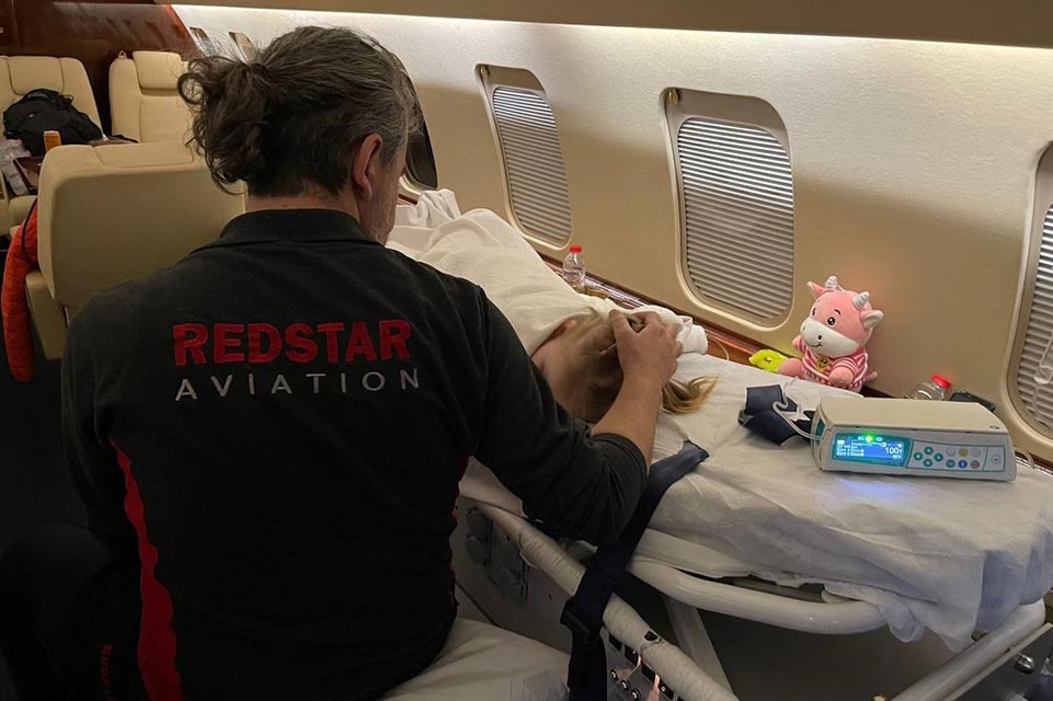 Paciente quemado en un avión de transporte.