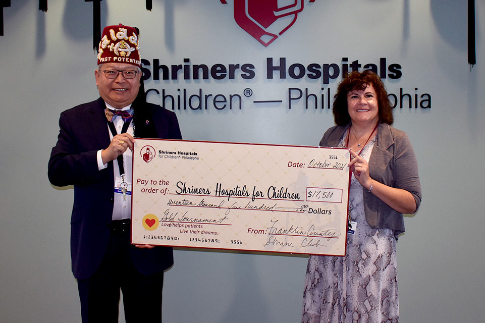 Terry y Shriner sosteniendo un cheque gigante