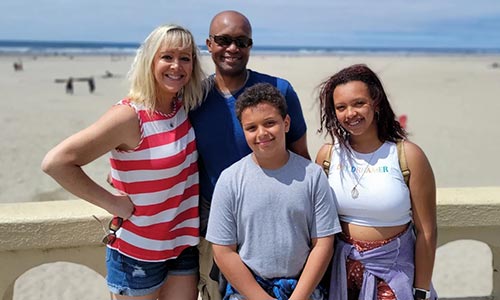 Kira con su familia en la playa