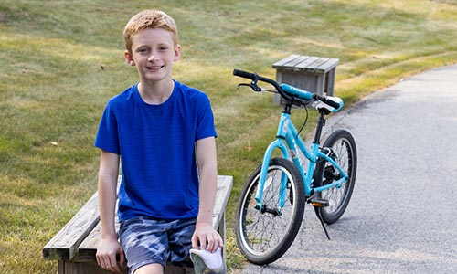 Tommy con una bicicleta