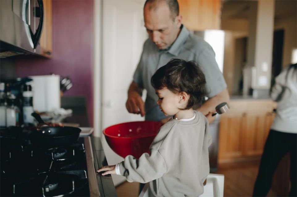 niño cocinando con su padre