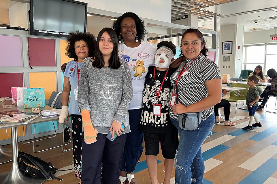 Groupe de patients brûlés souriant pour une photo