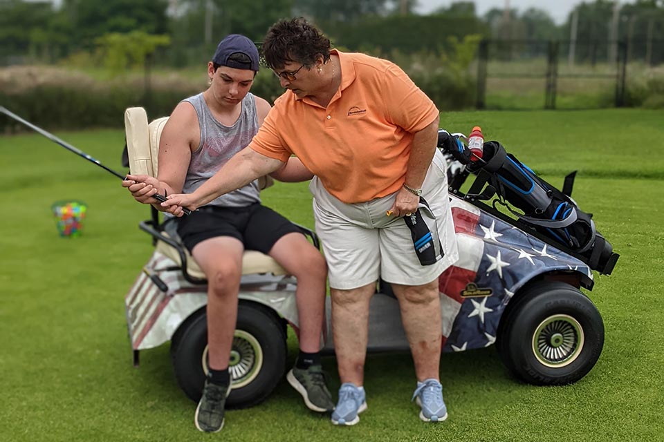 Thérapeute et patient pendant un cours de golf sur le parcours