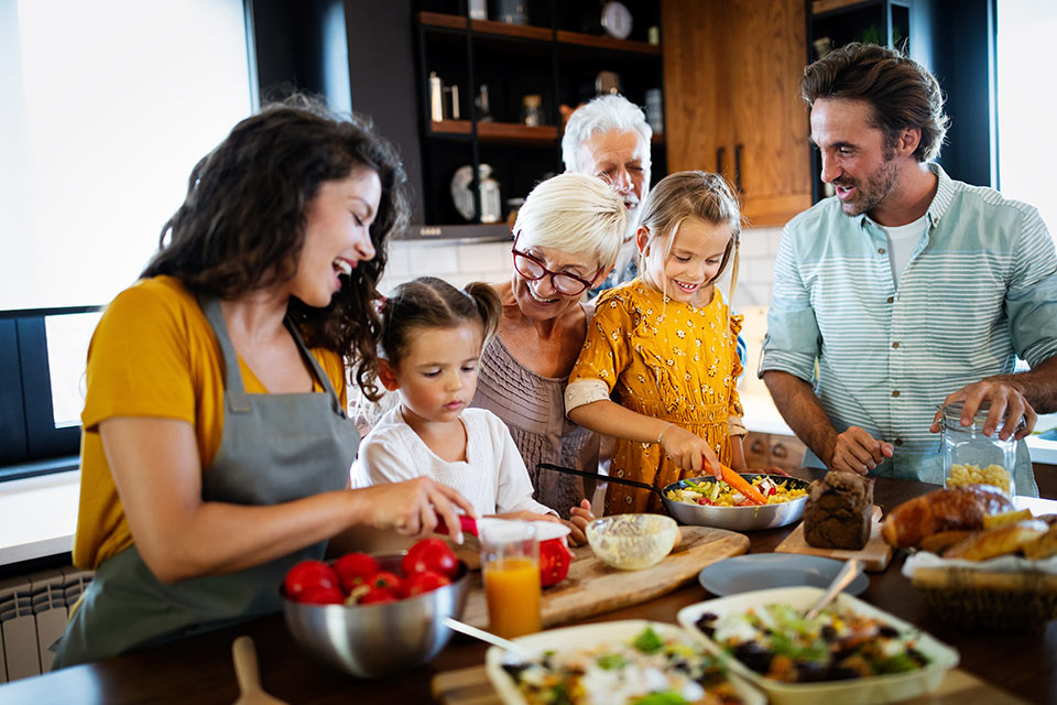 Une famille préparant un repas