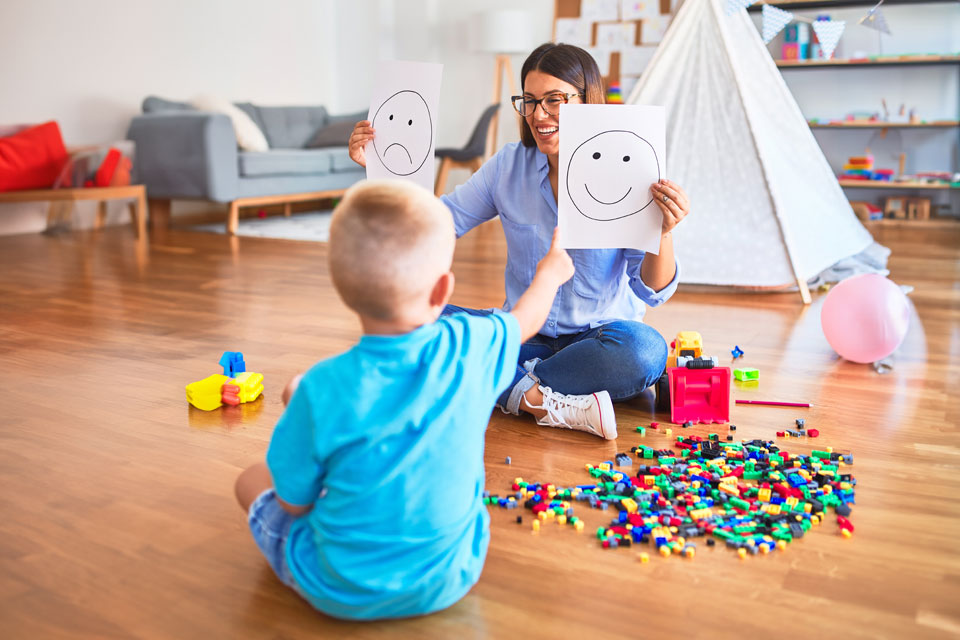 terapeuta trabajando con un niño