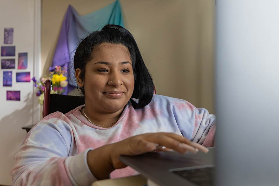 mujer trabajando en una computadora