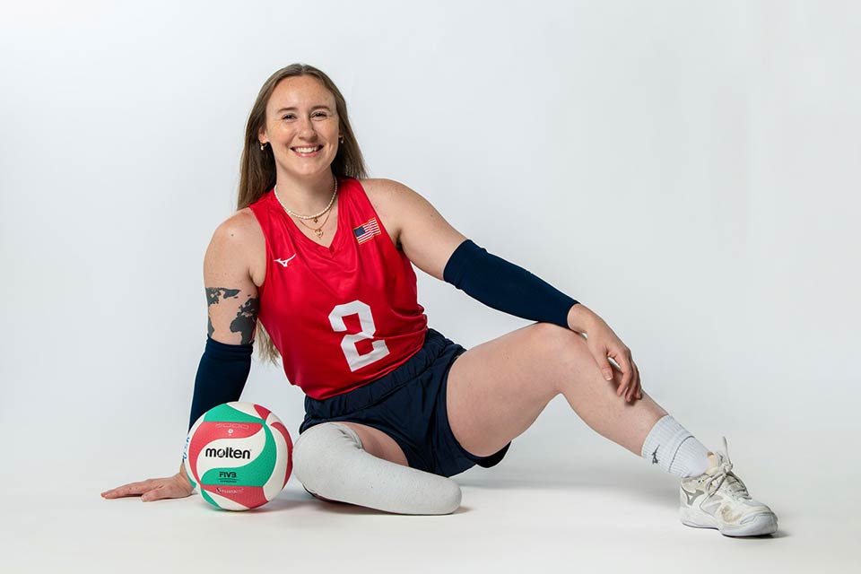 Bethany sentada en el suelo con balón de vóleibol