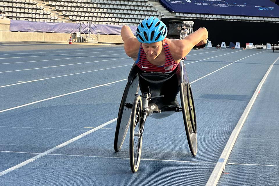 L’athlète paralympique Susannah s’entraîne en fauteuil roulant