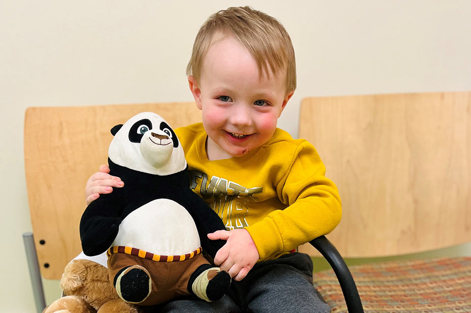 Grayson con osito de peluche