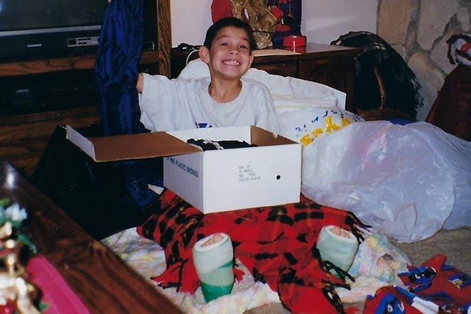 Le jeune Jacob ouvrant des cadeaux de Noël